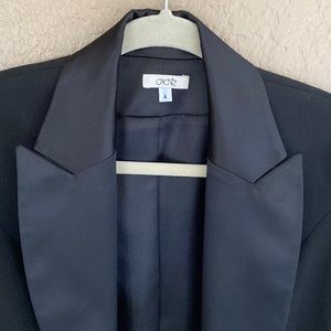CACHE, tuxedo fitted ladies blazer. Size: 4.
